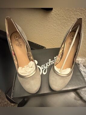 Seychelles Tokyo Platform Light Gray-Taupe Suede Round-Toe Heels NIB 
Size 8.5